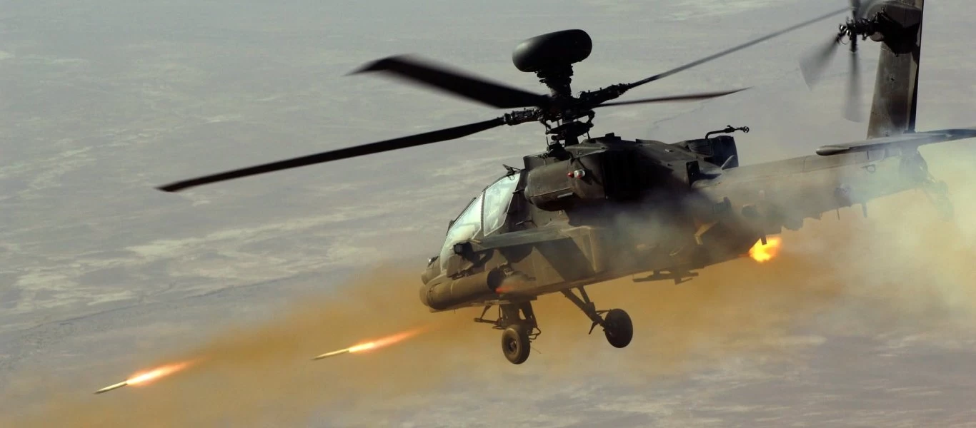 Παρελήφθησαν τα δύο αναβαθμισμένα ελικόπτερα AH-64E Apache από το βρετανικό Στρατό